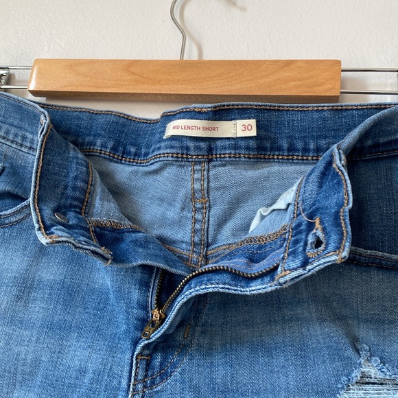 Levi’s women’s denim jean shorts Mid Length Short. Size 30, pockets and stretch - Picture 7 of 8